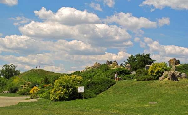 Image - The National Botanical Garden in Kyiv (mountains garden).